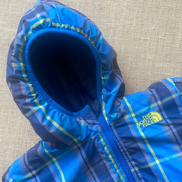 LIKE NEW EUC The North Face reversible insulated jacket, plaid to navy - Picture 10 of 13